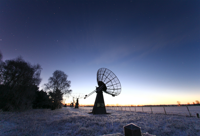 Radio-Observatorium Tremsdorf bei Nacht